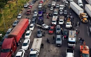 Transportistas  bloquean la frontera Mexicali-EEUU por el retiro de sus visas